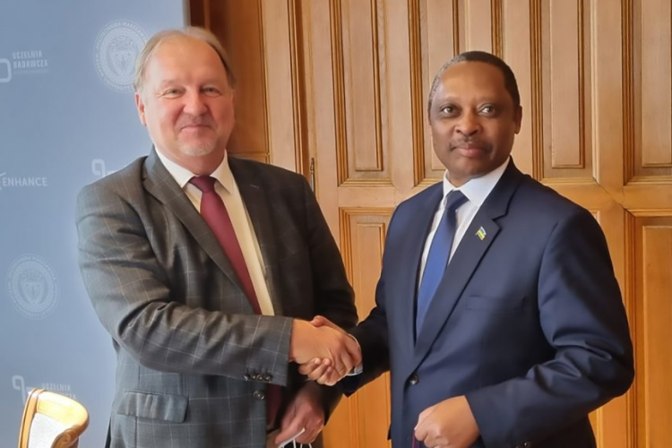 Zdjęcie Rektora PW prof. Krzysztofa Zaremby oraz Ambasadora Rwandy w Polsce prof. Anastase Shyaka