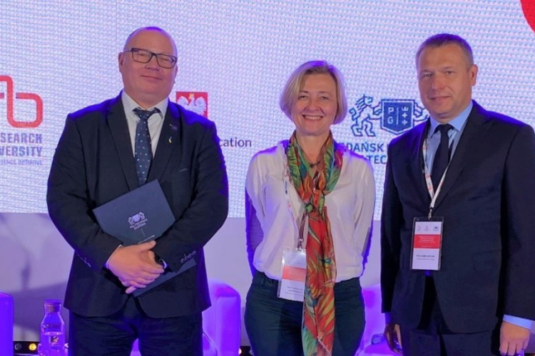 Zdjęcie prof. Adama Woźniaka, Prorektora PW ds. Rozwoju i prof. Małgorzaty Lewandowskiej z prof. Krzysztofem Wilde, Rektorem Politechniki Gdańskiej 