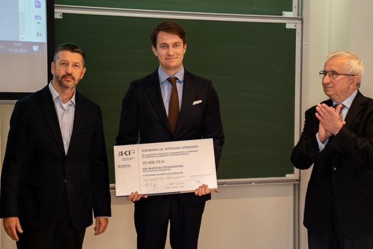 Zdjęcie laureata nagrody dr. Mateusza Ostaszewskiego z Markiem Skulimowskim - prezesem i dyrektorem wykonawczym Fundacji Kościuszkowskiej w Nowym Jorku oraz prof. Leszkiem Pacholskim, przewodniczącym Rady Nagrody