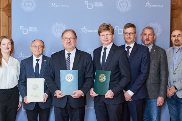 Zdjęcie uczestników spotkania z Politechniki Warszawskiej i firmy TRUMPF Huettinger