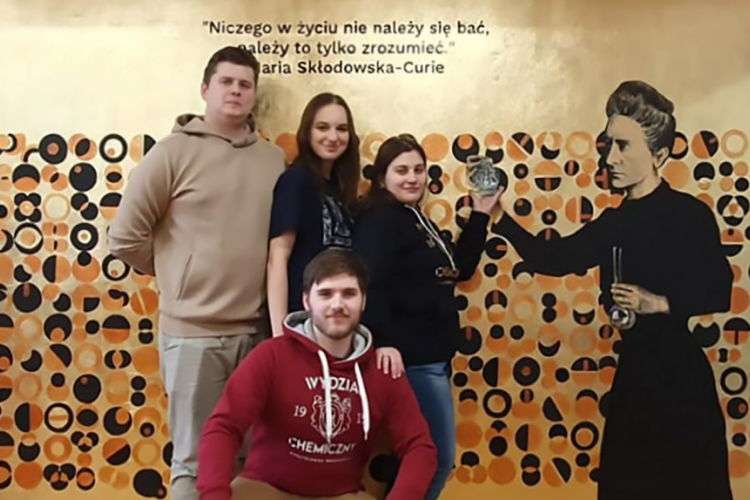 Zdjęcie czterech osób z Chemicznego Koła Naukowego Flogiston 