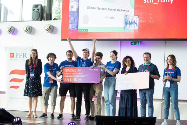 Zdjęcie członków zwycięskiego zespołu z przedstawicielami miasta Łomianki i organizatorami hackathonu