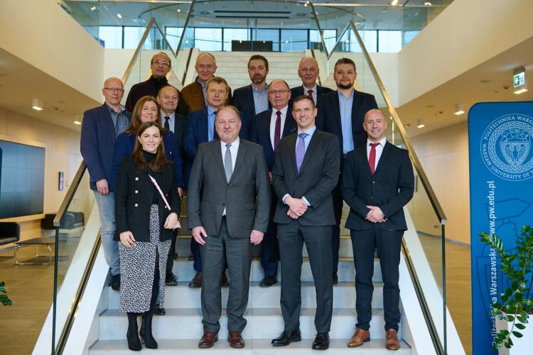 Na zdjęciu grupa ludzi - uczestnicy spotkania przedstawicieli Intel Corporation z Władzami Politechniki Warszawskiej 