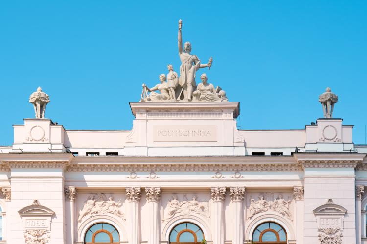 Na zdjęciu górna część Gmachu Głównego PW