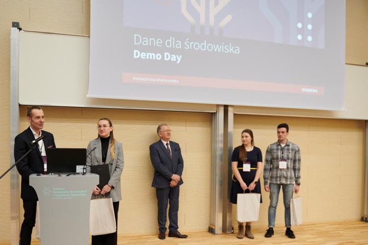 Zwycięzcy konkursu z prof. Józefem Modelskim, przewodniczącym kapituły