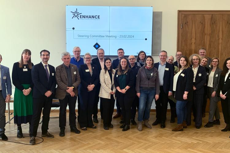 a zdjęciu grupa kilkudziesięciu osób - uczestników spotkania ENHANCE+ Steering Committee