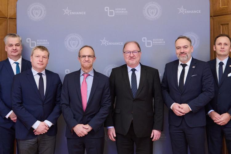 Na zdjęciu przedstawiciele Politechniki Warszawskiej i firmy Bechtel