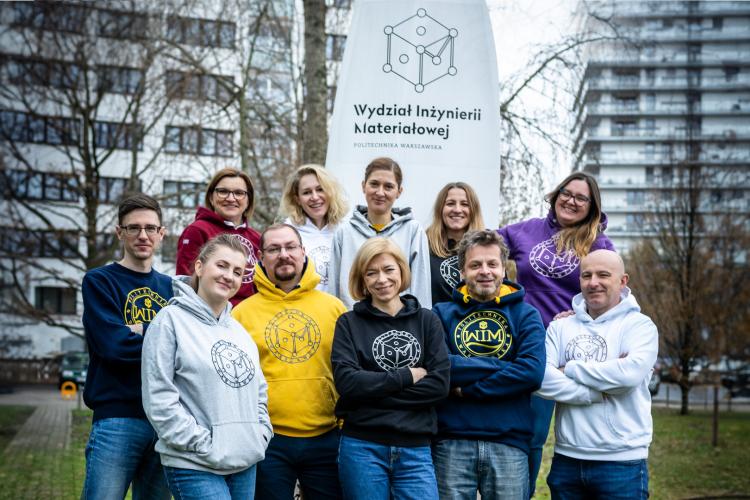 Na zdjęciu grupa osób z Wydziału Inżynierii Materiałowej - członkowie zespołu projektowego