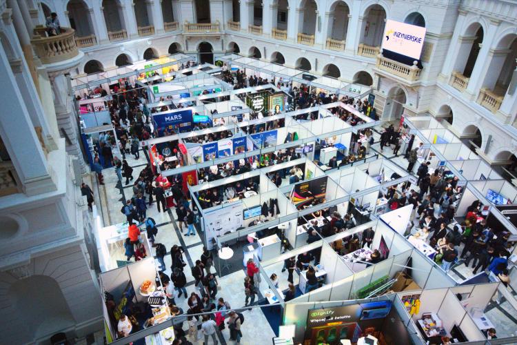 Na zdjęcie stanowiska firm w Gmachu Głównym PW podczas Inżynierskich Targów Pracy w 2023 roku