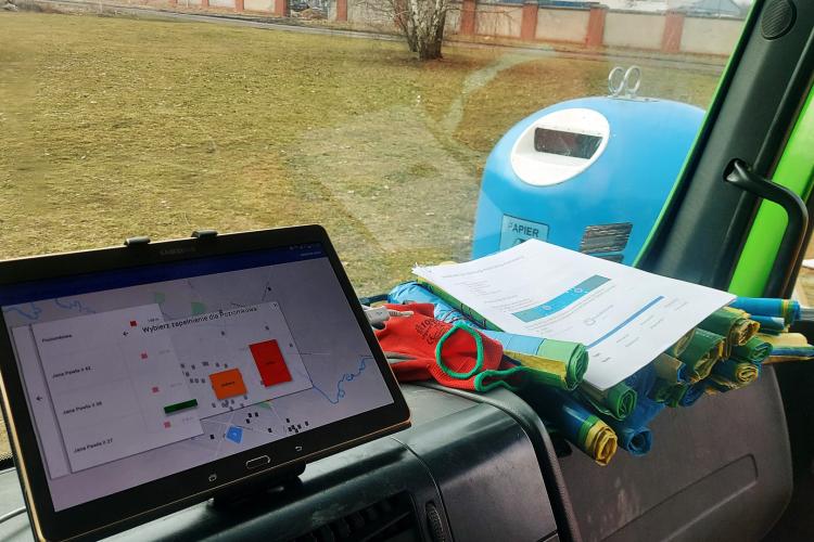 jęciuNa zdjęciu aplikacja na tablecie podczas pracy w pojeździe zbierającym odpady