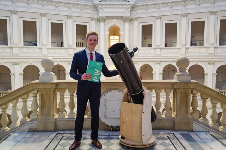 Kacper Łobodecki z pracą dyplomową i zbudowanym teleskopem w Gmachu Głównym Politechniki Warszawskiej