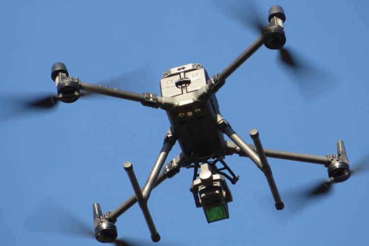 Na zdjęciu dron w trakcie lotu