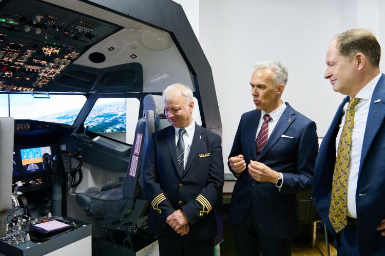 Na zdjęciu pilot kapitan Jacek Mainka, dr inż. Maciej Zasuwa oraz ambasador Mark Brzezinski przy nowym symulatorze