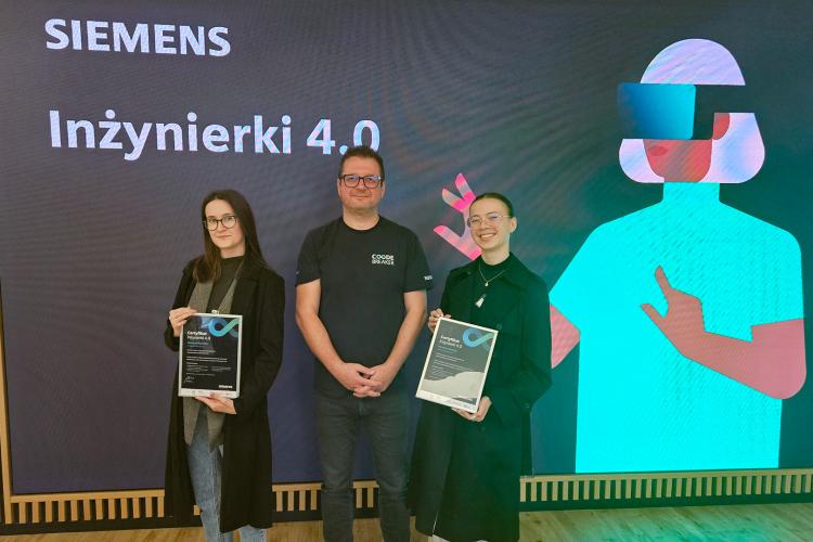 Na zdjęciu Martyna Popiołek i Karolina Skalska z jednym z prelegentów podczas programu Inżynierki 4.0 