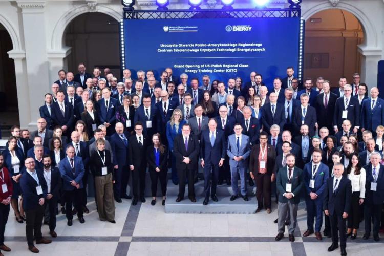 Na zdjęciu uczestnicy inauguracji Regionalnego Centrum Szkoleniowego Czystych Technologii Energetycznych