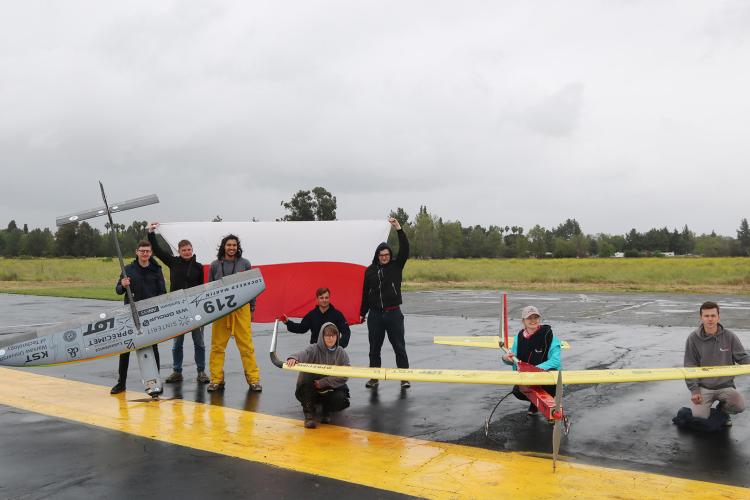 Na zdjęciu zespół z koła SAE AeroDesign wraz z samolotami