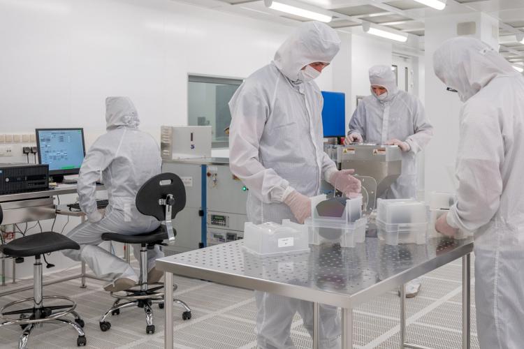 Na zdjęciu naukowcy ubrani w odzież ochronną w laboratorium w CEZAMAT PW