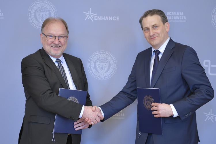 Prof. Krzysztof Zaremba, Rektor PW i dr inż. Robert Geryło, dyrektor Instytutu Techniki Budowlanej podczas podpisania umowy