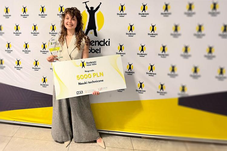 Na zdjęciu Julia Wilk ze statuetką i czekiem w konkursie Studencki Nobel