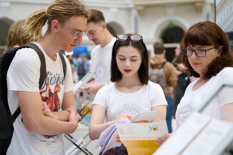 Na zdjęciu studencki Politechniki rozmawiające z kandydatem na studia w Gmachu Głównym podczas Drzwi Otwartych