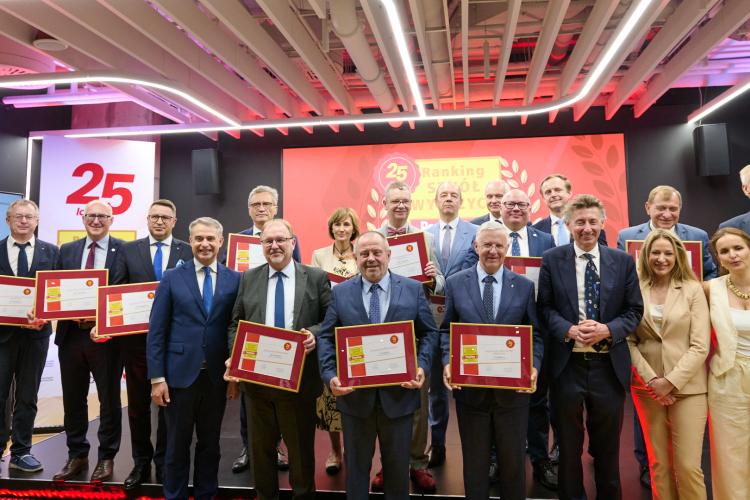 Na zdjęciu grupa osób - reprezentanci najlepszych uczelni w Polsce z dyplomami