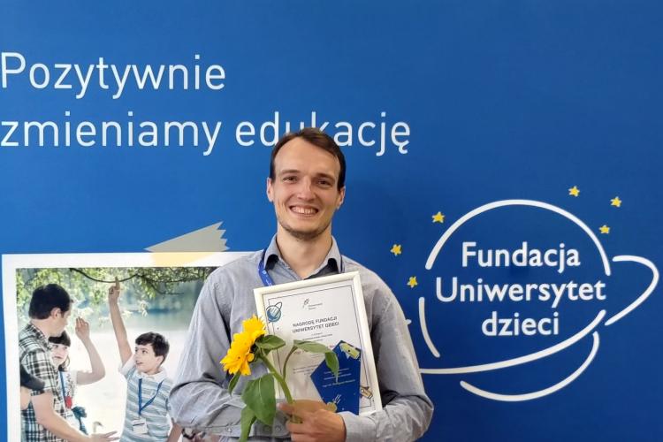 Na zdjęciu Remigiusz Nowacki z dyplomem dla „Wykładowcy roku Uniwersytetu Dzieci w Sobotę”