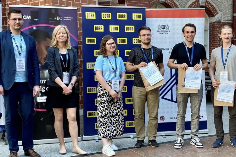 Na zdjęciu członkowie zespołu PWniaczki z organizatorami konkursu 