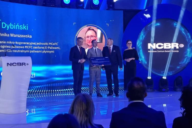 Na zdjęciu kierownik projektu dr inż. Olaf Dybiński na scenie podczas gali projektu LIDER XIV