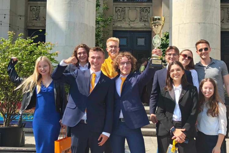 Na zdjęciu drużyna Zaklepuje.To, laureaci drugiego miejsca w konkursie Enactus Poland National Competition