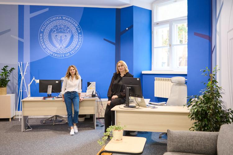 Na zdjęciu wnętrze Welcome Pointu oraz pracujące tam Katarzyna Durka i Marzena Pobojewska