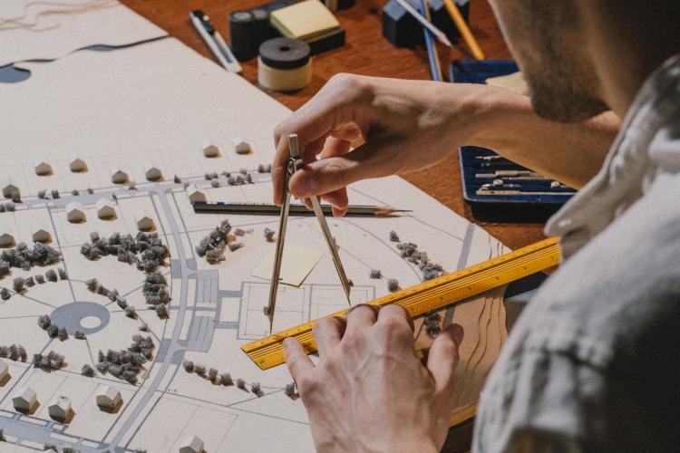 Na zdjęciu architekt podczas pracy