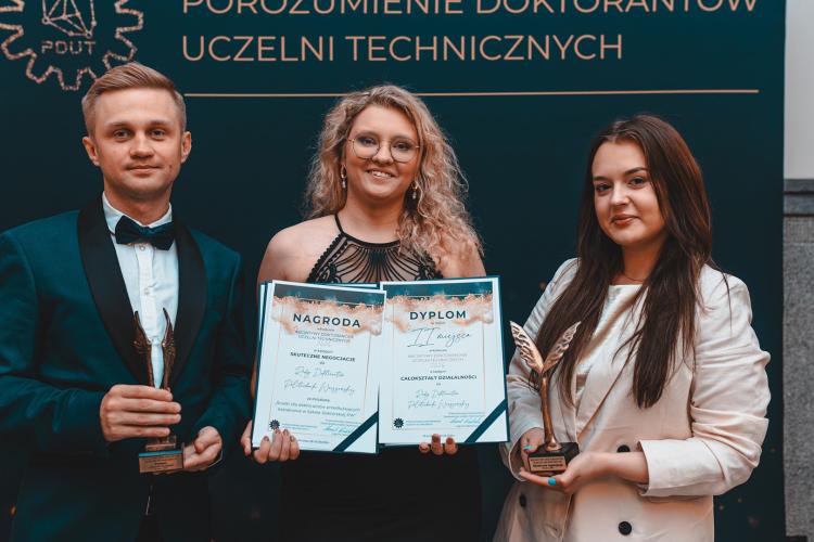 Na zdjęciu członkowie Rady Doktorantów PW z nagrodami