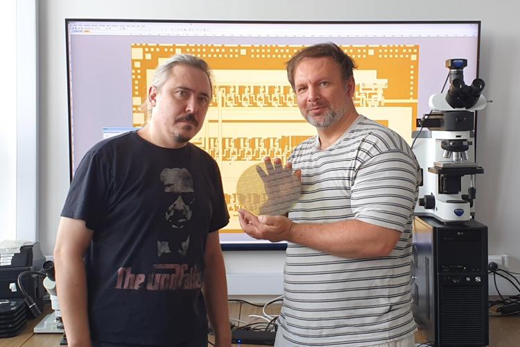Na zdjęciu prof. Piotr Z. Wieczorek i dr inż. Krzysztof Gołofit w laboratorium, w którym pracują