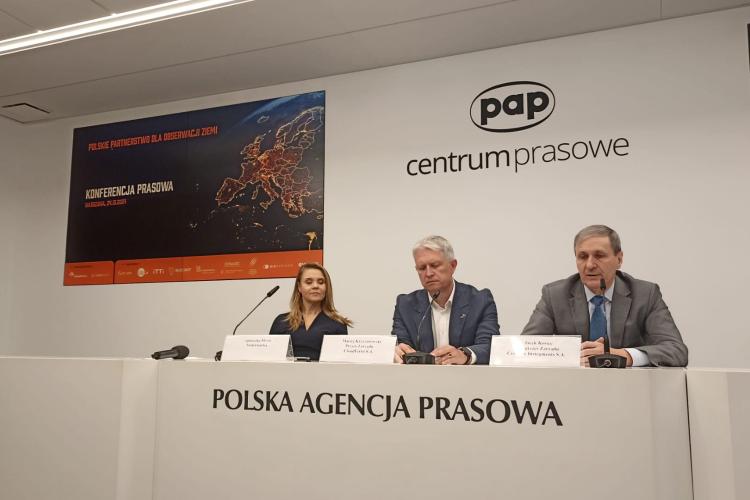 Na zdjęciu sygnatariusze Polskiego Partnerstwa dla Obserwacji Ziemi