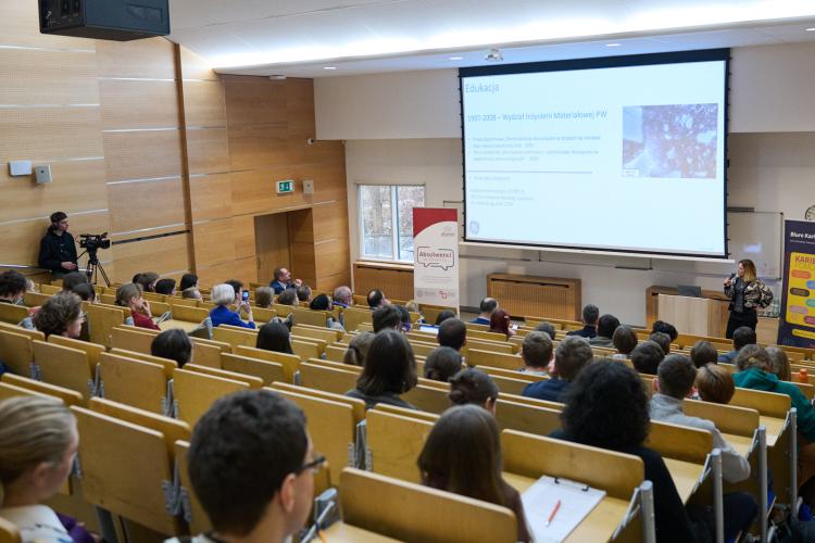 Na zdjęciu sala wypełniona ludźmi podczas debaty „Zmaterializuj swój sukces – inżynieria materiałowa odpowiedzią na wyzwania współczesnego świata”