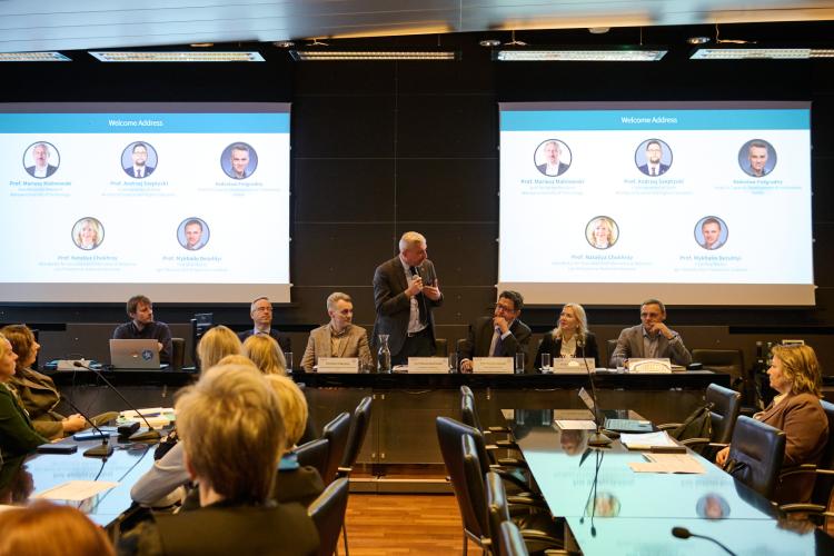 Na zdjęciu uczestnicy konferencji podsumowującej program „Solidarni z Ukrainą – Uniwersytety Europejskie” na Politechnice Warszawskiej