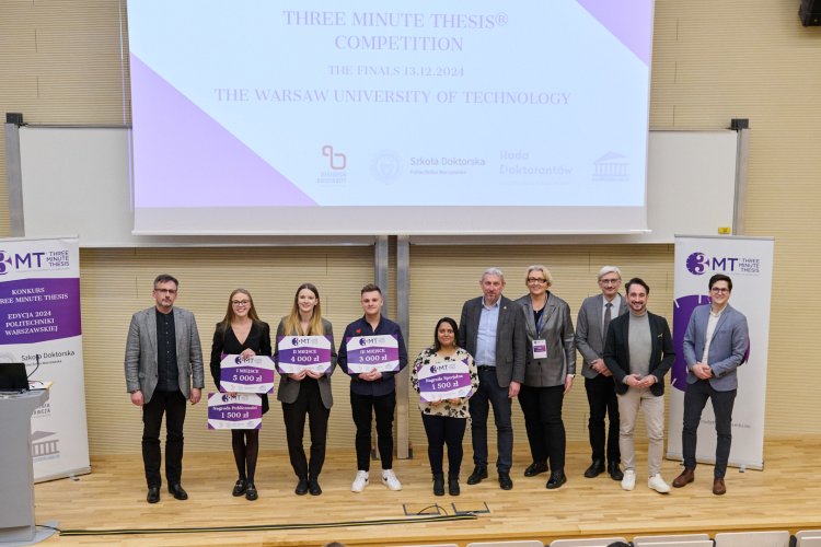 Na zdjęciu laureaci konkursu 3MT na Politechnice Warszawskiej, jurorzy oraz prowadzący. Wszyscy stoją na scenie