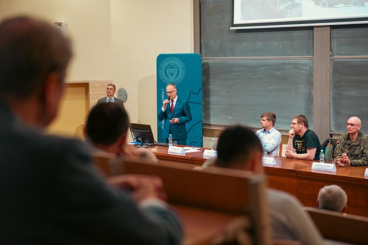 Na zdjęciu aula z uczestnikami debaty z cyklu "Absolwenci w branży"