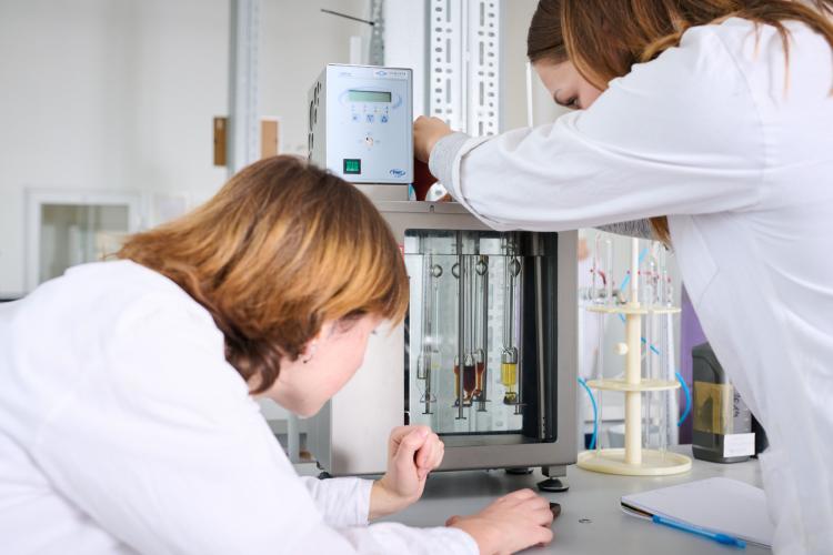 Studentki w laboratorium chemicznym