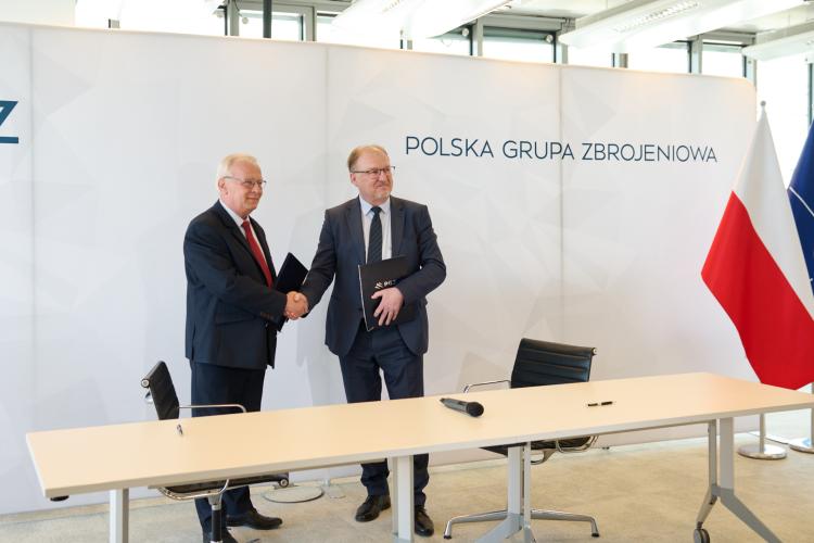 Na zdjęciu Prezes Polskiej Grupy Zbrojeniowej Krzysztof Trofiniak i Rektor Politechniki Warszawskiej prof. Krzysztof Zaremba