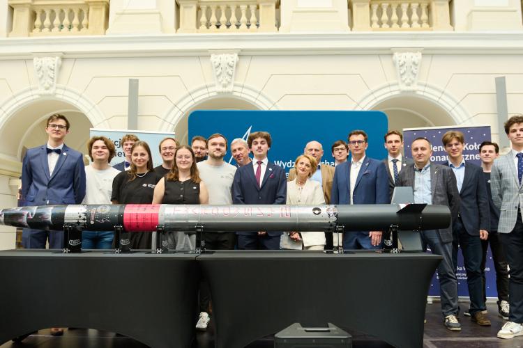 Na zdjęciu rakieta Twardowsky 2 oraz jej twórcy