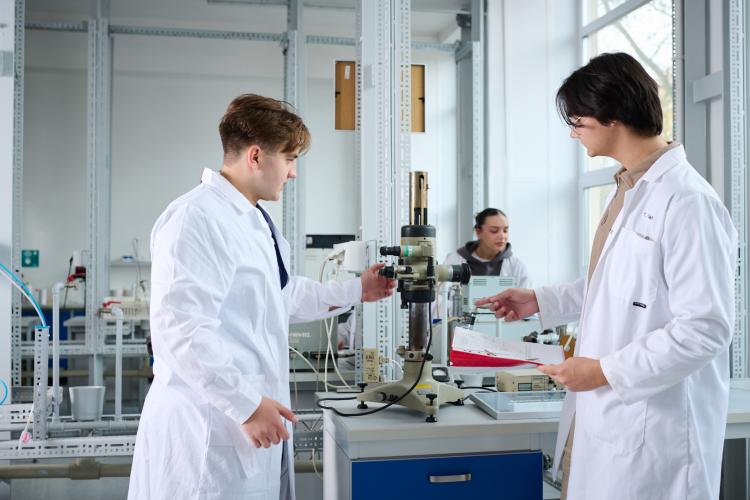 Na zdjęciu: studenci podczas zajęć w laboratorium