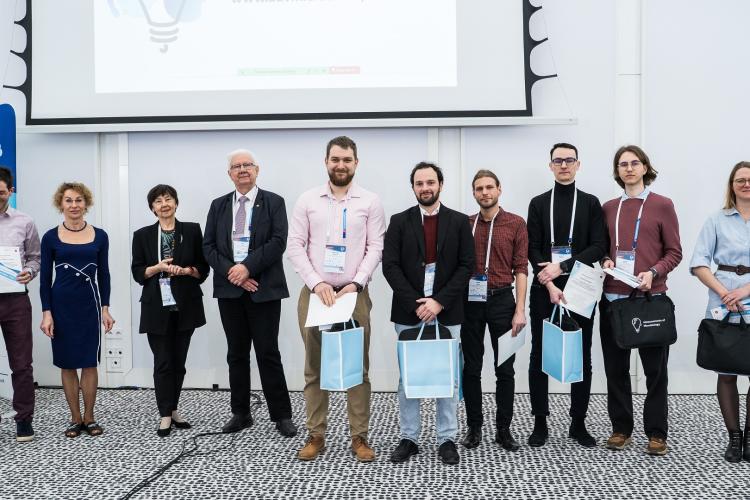 Na zdjęciu grupa osób - nagrodzeni podczas konferencji międzynarodowej konferencji mikrobiologicznej