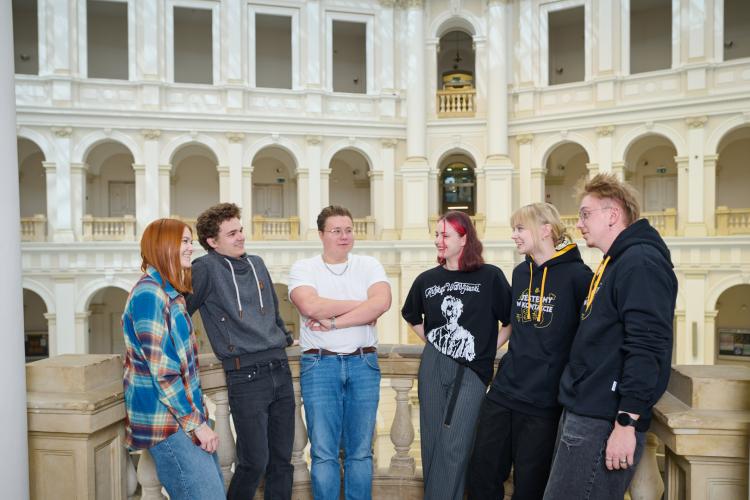 Na zdjęciu sześcioro studentów w Gmachu Głównym PW