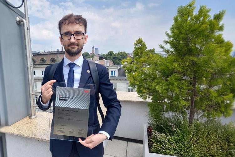 Na zdjęciu: dr inż. Kornel Wolski z nagrodą ABB