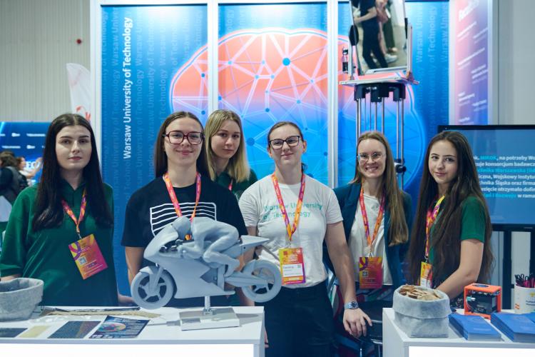 Na zdjęciu studentki na stanowisku PW podczas konferencji Perspektywy Women in Tech Summit 2025