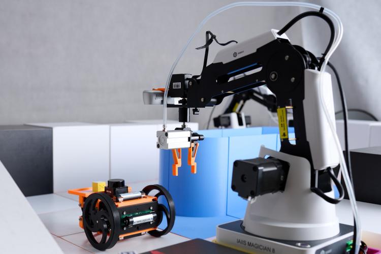 Na zdjęciu urządzenia w laboratorium robotycznym