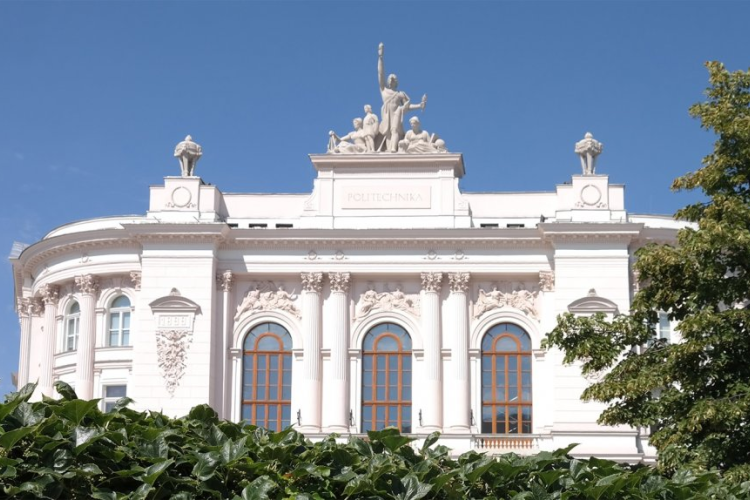 Widok Gmachu Głównego od strony pl. Politechniki