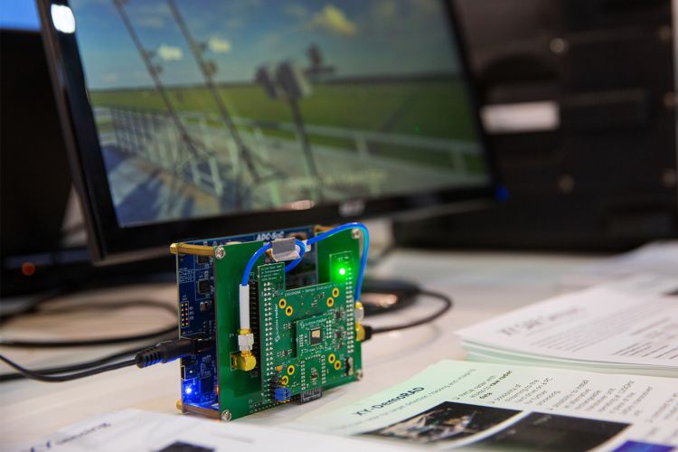 Zdjęcie modułu elektronicznego oraz ekranu komputera