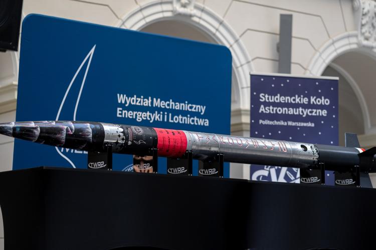 Na zdjęciu rakieta Twardowsky 2 leżąca na stoliku